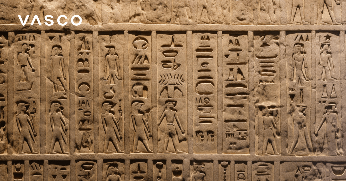 Detail egyptských hieroglyfů v Luxoru.