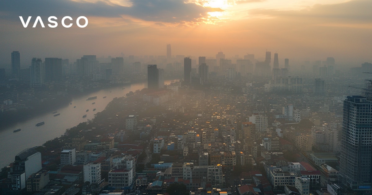 Letecký pohled na panoráma města při západu slunce s mlhavou oblohou, představující návštěvu Vietnamu v říjnu.