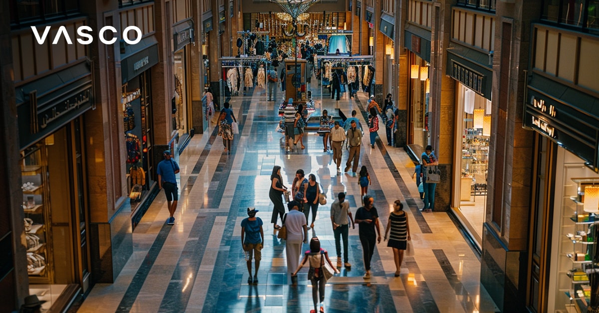 Nákupní centrum v Dubaji s davy lidí a luxusními obchody