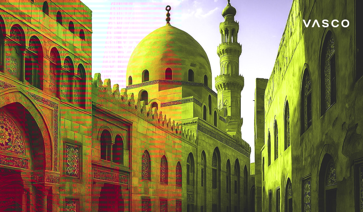 Zlatá architektura mešity s kopulí a minaretem osvětlená slunečním světlem