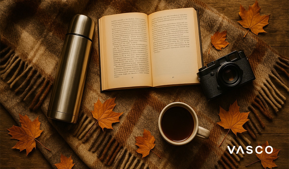 útulné podzimní ležení s knihou, fotoaparátem, termoskou a šálkem čaje
