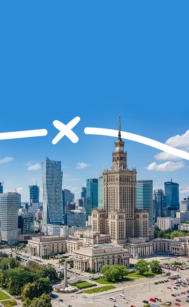 Zvýšený, širokoúhlý letecký snímek zachycující detailní historickou architekturu Paláce kultury a vědy ve Varšavě v Polsku.