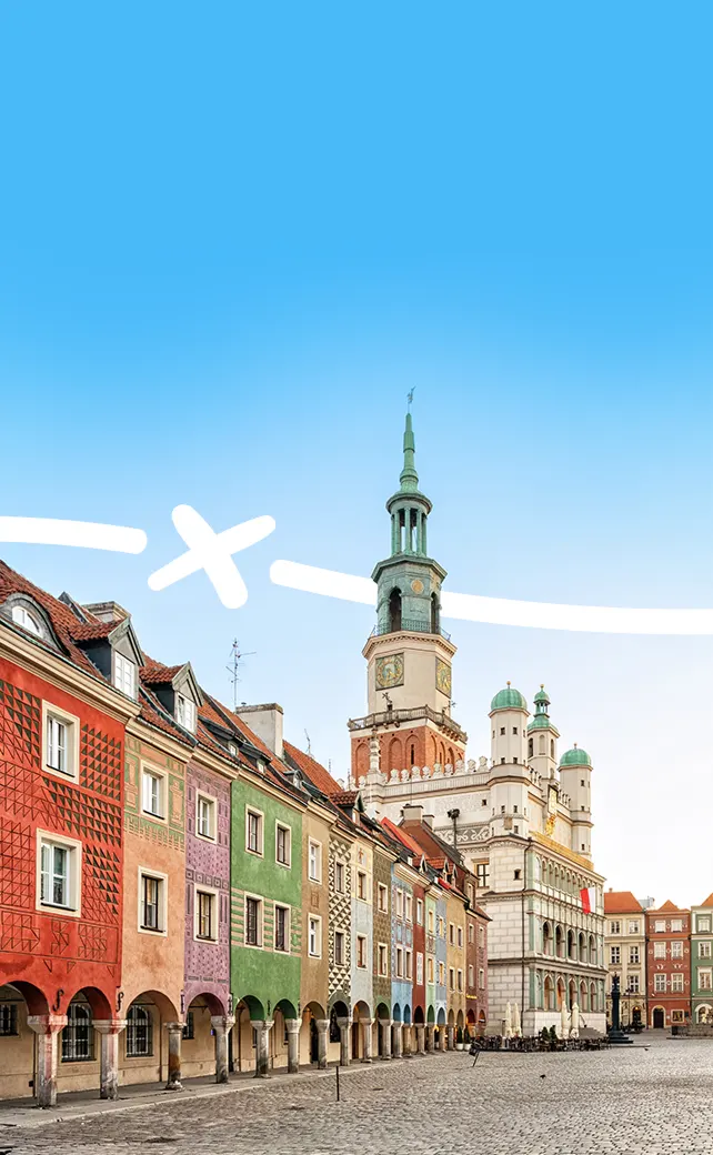 Širokoúhlá fotografie pořízená z výšky zachycující rušné Staroměstské náměstí (Stary Rynek) v polském Poznani. 