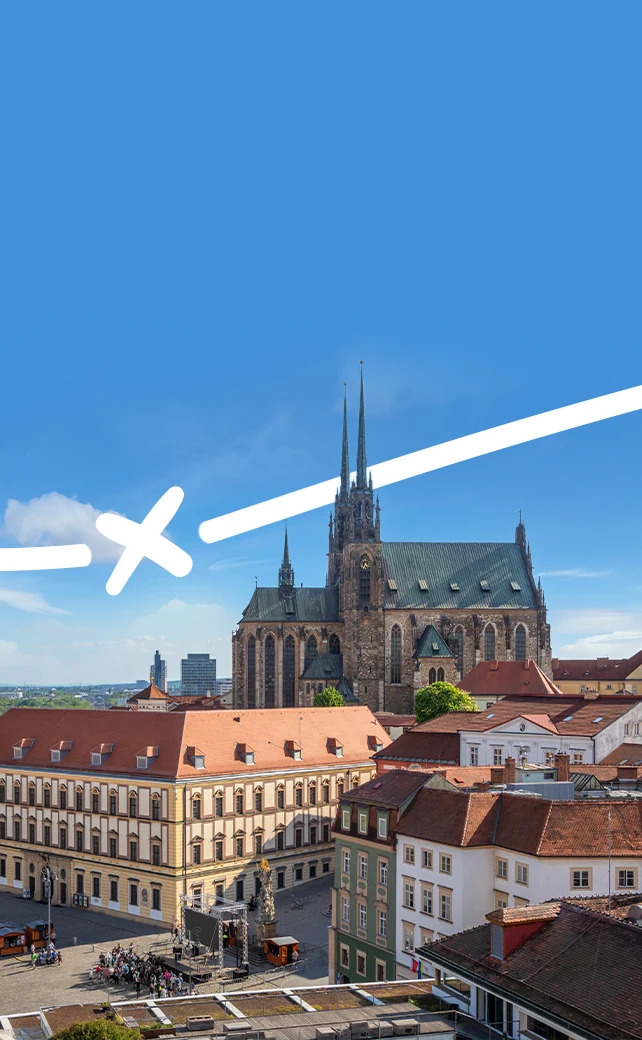 Letecký pohled na historické město Brno v České republice, na kterém je vidět katedrála sv. Petra a Pavla s jejími výraznými dvojitými novogotickými věžemi.